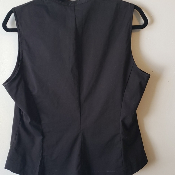 LIKE NEW! Sleeveless fitted Ruched button down top New York & Company - Picture 3 of 7